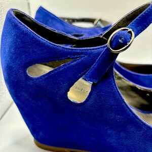 Adorable Audrey Brooke vibrant cobalt blue platform peep toe cutout wedges 9.5